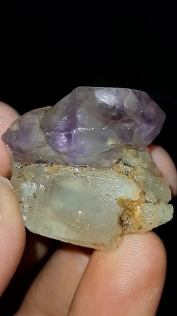 천연 보라색과 흰색 석영석이 독특하고 아름다운 자수정과 천연 석영 결정체를 혼합합니다. смотреть онлайн