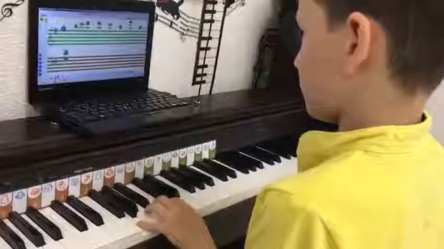 Soft Mozart Илья, 9 Cольфеджио Ми минор левая рука наизусть смотреть онлайн