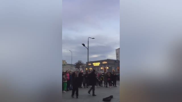 Крутой танцор на Старом Арбате вместе с уличными музыкантами выдает смотреть онлайн