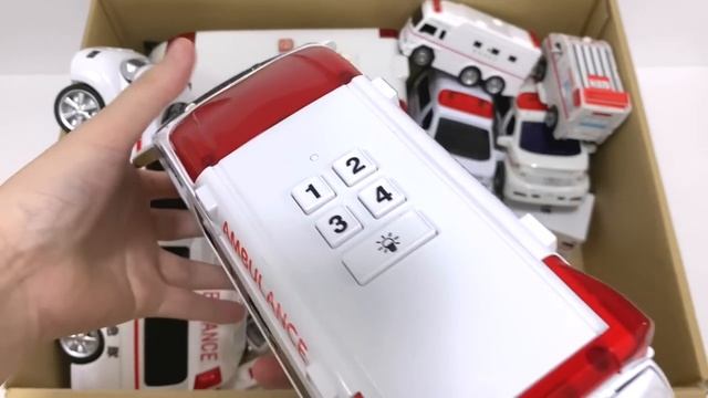 Миниатюрные машинки скорой помощи срочно бегут. Представляем и запускаем на крутом склоне смотреть онлайн