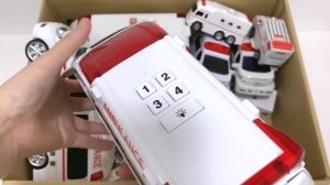 Миниатюрные машинки скорой помощи срочно бегут. Представляем и запускаем на крутом склоне