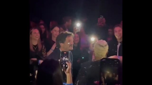 Pedro Pascal Dances смотреть онлайн