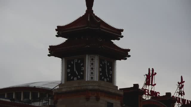 Пекин, Главный вокзал. Часы играют "Алеет Восток" смотреть онлайн