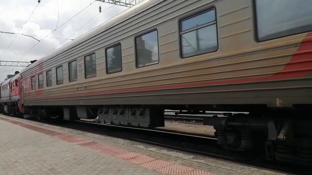Ржавый и пустой ТВЗ вагон в роли рабочего поезда. Петрозаводск. ДМ62-1742. смотреть онлайн