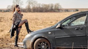 ВИДЕО ВСЕХ АВТОМОБИЛЕЙ | Застрявшие девушки в грязи, на высоких каблуках, в грязных туфлях