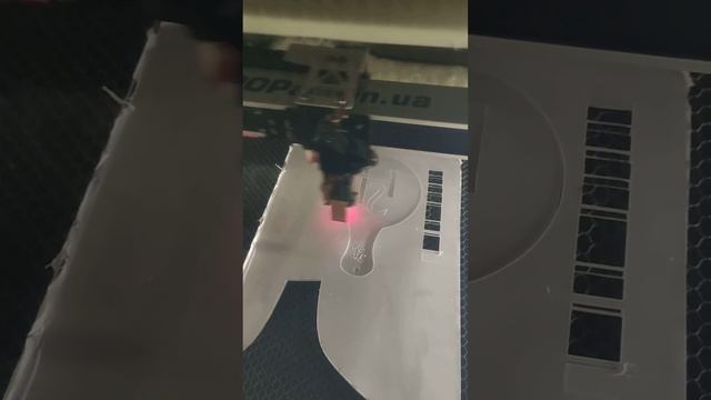 Резка трафарета для кофе из акрилового стекла - Студия полиграфии Поп Арт смотреть онлайн