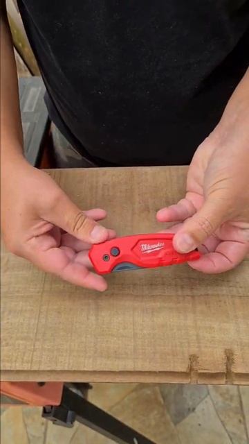 Super Estilete Milwaukee FASTBACK KNIFE SHARP смотреть онлайн