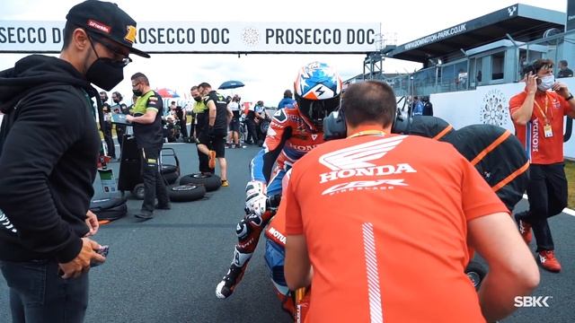 WorldSBK UK THE PADDOCK SHOW CONTROLLER: A trip across Donington Park! смотреть онлайн