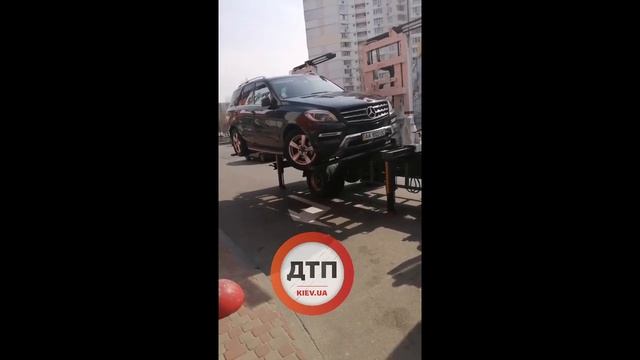 #Киев. #Троещина, ТРЦ Район. Інспекція з паркування в роботі смотреть онлайн