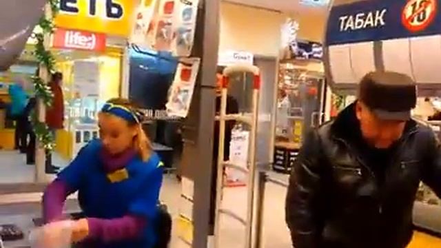 Могилевчанка расплатилась за тележку продуктов пакетом монет, а это не всем нравится) смотреть онлайн