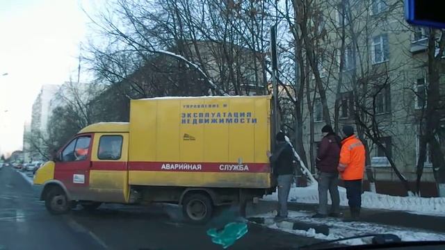Дорожники ставят знак на место смотреть онлайн