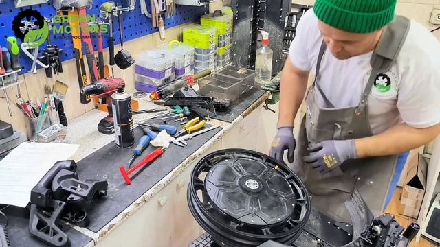Шиномонтаж моноколеса Leaperkim Patton. Michelin City Extra 80/90-14.
