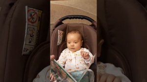 Трехмесячный малыш читает книгу