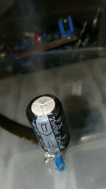 begini jadinya jika salah pasang komponen elektronika | Eletrolit Condensator elco #shorts смотреть онлайн