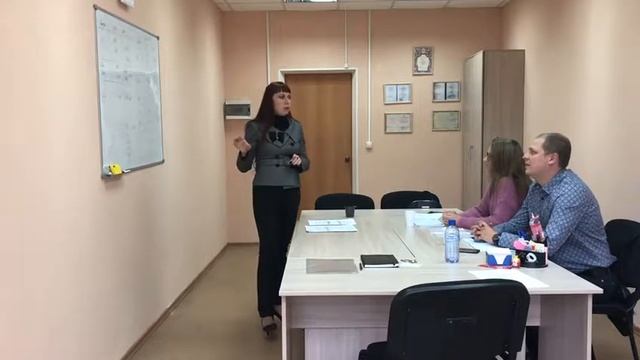 Занятия в паре. Ученики учат английский язык с нуля. Видео от языковой студии Hello смотреть онлайн