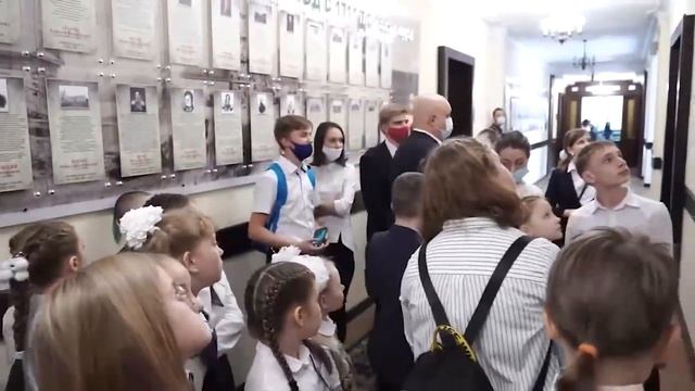 Губернатор Сергей Цивилев провел для школьников экскурсию по зданию правительства Кузбасса смотреть онлайн