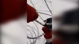 Монтаж колючей проволоки инструментом SC730