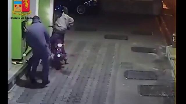 Barcellona Pozzo di Gotto, rapina al distributore di carburanti ERG смотреть онлайн