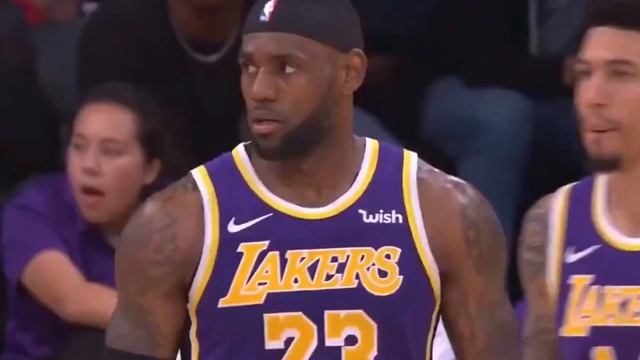 LeBron’s hair falls out during game but doesn’t know, Anthony Davis lets him know смотреть онлайн