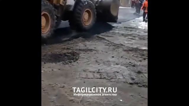 Вот так кладут асфальт на перекрестке улиц Быкова-Оплетина смотреть онлайн