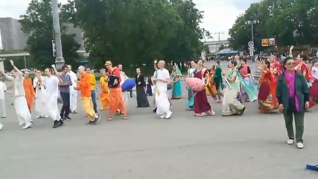 Маха Харинама 3/7 с участием Шри Шри Даял Нитай Шачисуты 10.06.2017 смотреть онлайн