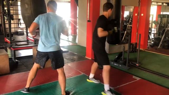 РАБОТА НА БОКСЕРСКОМ МЕШКЕ/ ШКОЛА БОКСА смотреть онлайн