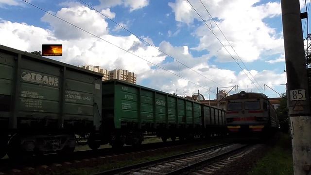 ВЛ80К-652 с грузовым поезд и ЭР9М-539 на перегоне смотреть онлайн