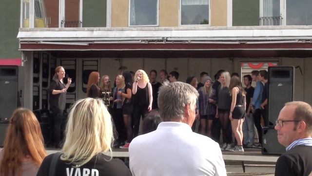 Musikesteter Sjunger Queen på Bagges torg смотреть онлайн