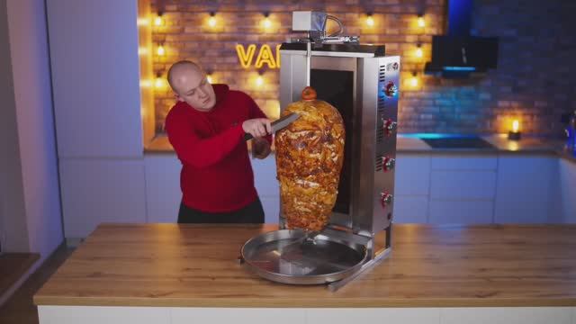 СКОЛЬКО ПОЛУЧИТСЯ ШАУРМЫ ИЗ 1 ВЕРТЕЛА С КУРИЦЕЙ? смотреть онлайн