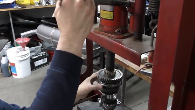 Porsche 915 Transmission Overview Time-Lapse Build смотреть онлайн
