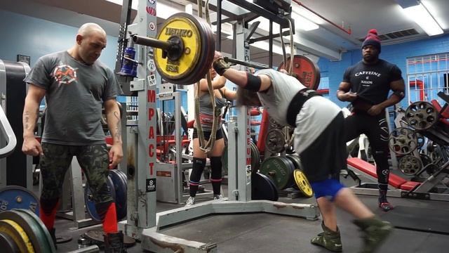 750 Lb (340 Kg) Beltless Squat PR w/ Ron & Victoria смотреть онлайн