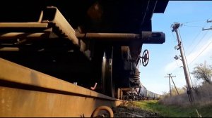 Камера под грузовым поездом. Вид сбоку. Тепловозы TE33AC-3008-3007 Бессарабка [CFM]