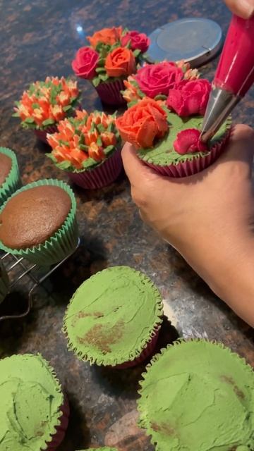 Trio rose on cupcake |edible roses |#shorts #howto #cake смотреть онлайн