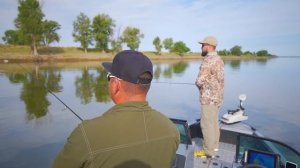 ЧЕХОНЬ НА СПИННИНГ КЛЮЁТ КАК ДУРНАЯ! Гид спалил секретное место!