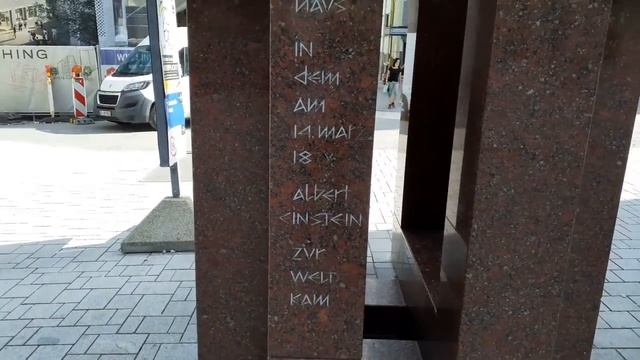 Здесь стоял дом, где родился Альберт Эйнштейн. смотреть онлайн