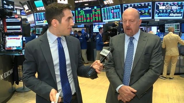 Jim Cramer on Dow 22,000, Under Armour, Foot Locker, Pfizer and Micron (investing advice) смотреть онлайн