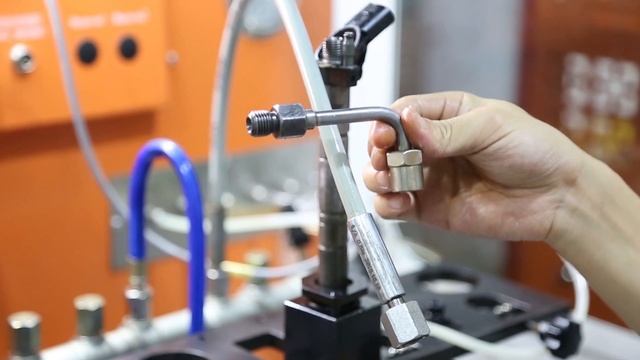 How to fix the Bosch piezo injector on the ZQYM-718 test bench for testing? смотреть онлайн