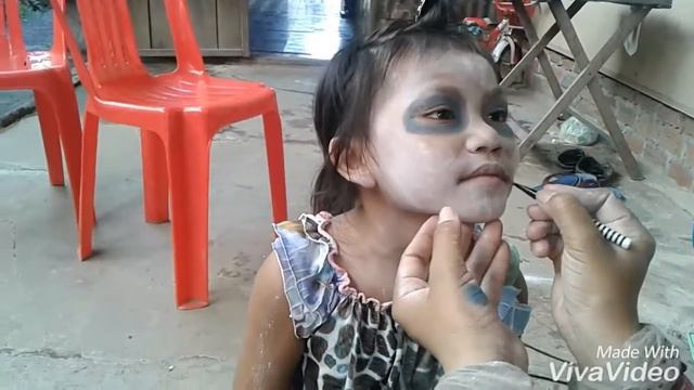 Funny Kids, Small Girl want to make up смотреть онлайн