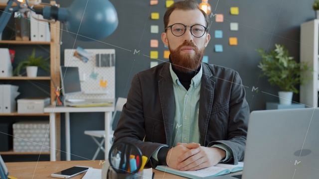 Slow motion portrait of young serious guy in casual clothing looking at camera in modern office смотреть онлайн