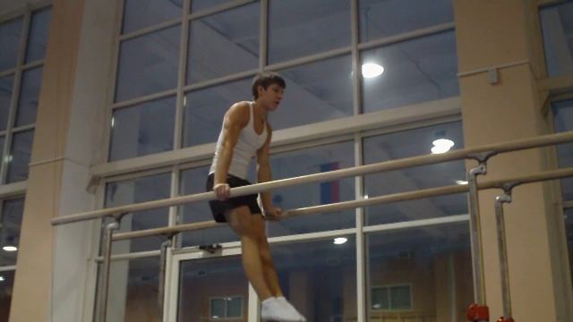 выход из под брусьев махом прямыми руками... смотреть онлайн