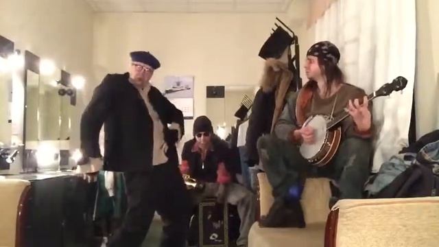 Спазм-оркестр «Корень из девяти» представляет музыкально-танцевальную композицию «Билли жив» смотреть онлайн