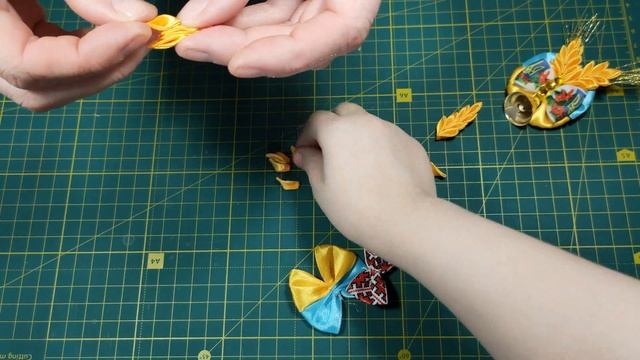 Брошка на останній дзвоник або випускний вечір у стилі канзаши своїми руками смотреть онлайн