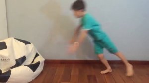 Мальчик прикольно упал