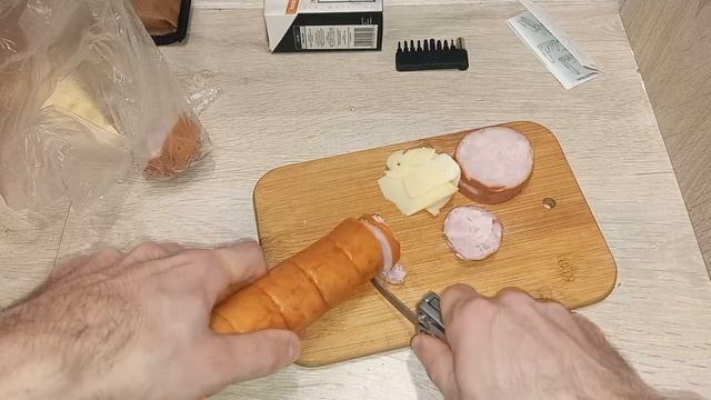 Нарезка колбасы и сыра Мультитулом Roxon MINI M2