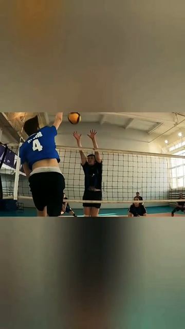 😯 Попал в ГОЛОВУ мячем на соревах по ВОЛЕЙБОЛУ 🤦♂️ | ВОЛЕЙБОЛ лучшие моменты 😼 #volleyball_club6 смотреть онлайн