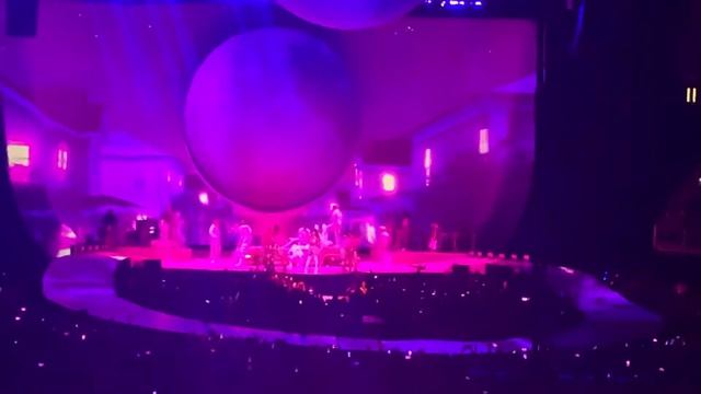 Ariana Grande - 7 Rings Live at the O2 Arena 17th August 2019 смотреть онлайн