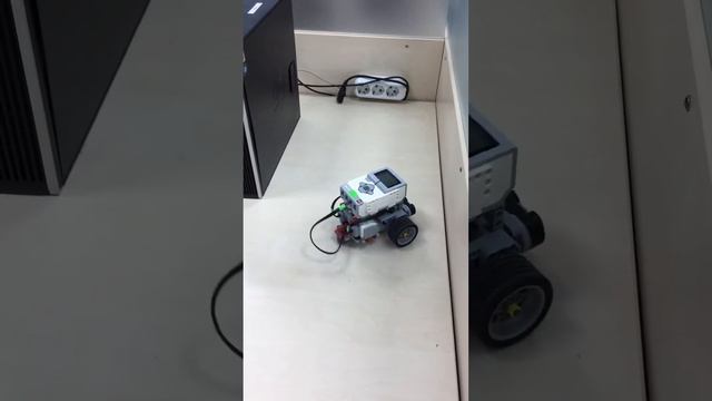 Прохождение лабиринта роботом LEGO MINDSTORMS EV3 Education 45544 смотреть онлайн