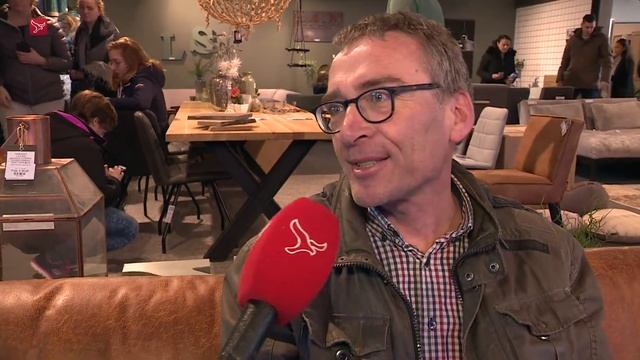 Almere - Honderden belangstellenden op kijkdag veiling Woondôme смотреть онлайн