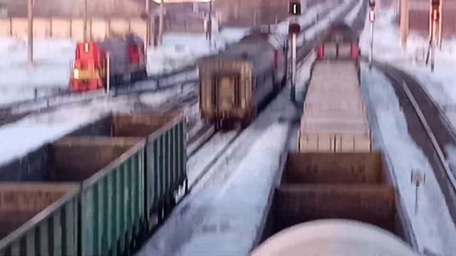 ОТПРАВЛЕНИЕ ТЭП70БС С ПАСС. ВАГОНОМ И СМЕНА ЗЕЛЕНОГО СИГНАЛА НА СВЕТОФОРЕ НА КРАСНЫЙ (ВИД С МОСТА) смотреть онлайн