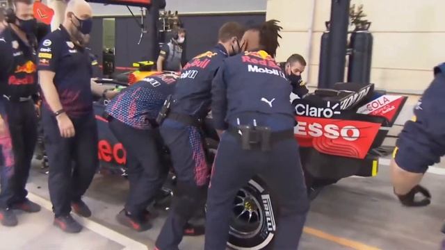 Sergio Perez Loses His Engine Cover On Day 2 Of Testing In 2021 смотреть онлайн